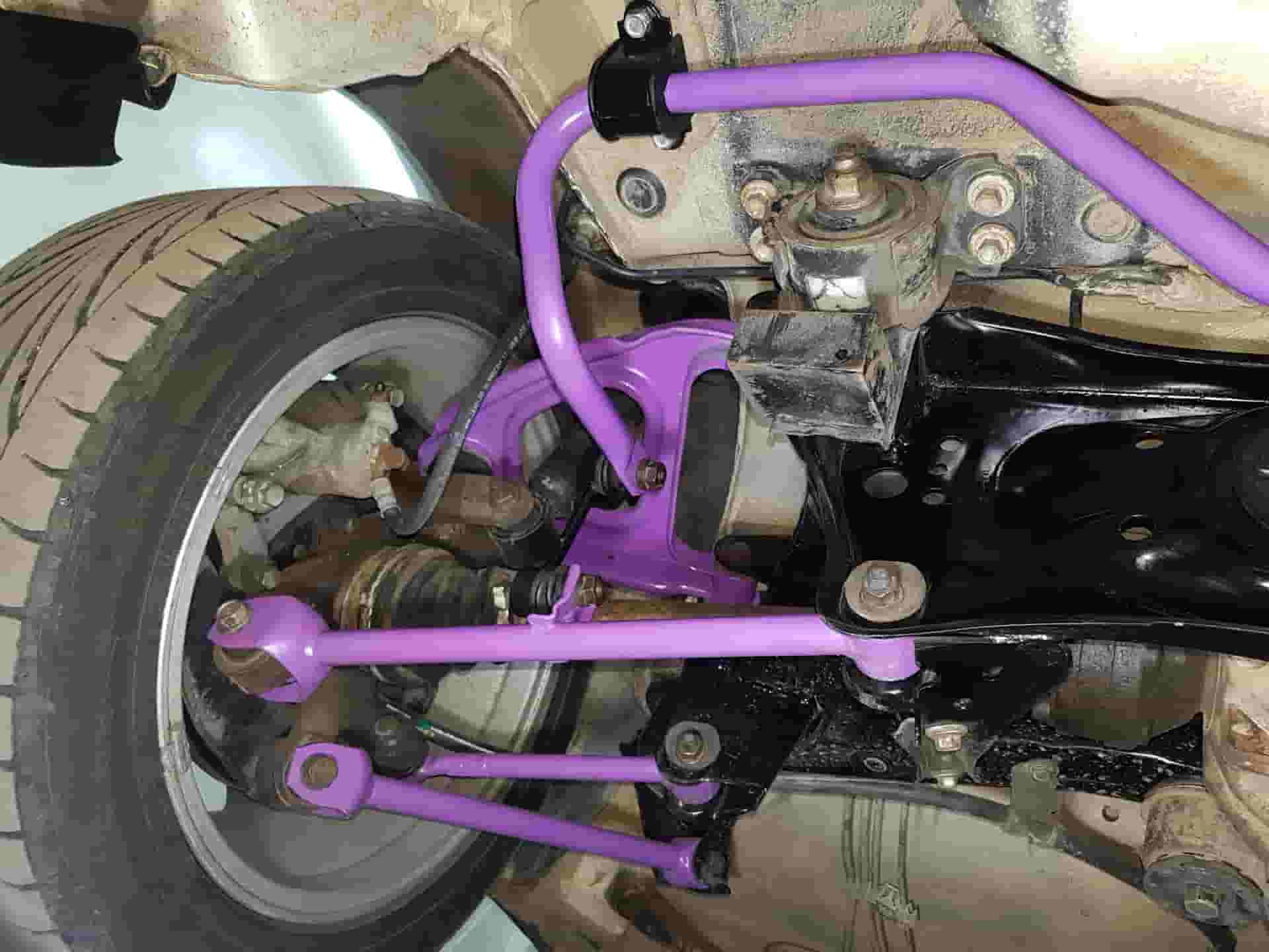 Elementy zawieszenia samochodu – amortyzator, sprężyna, wahacz